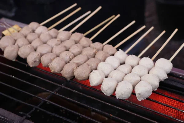 Boulettes de viande grillées à la nourriture de rue — Photo