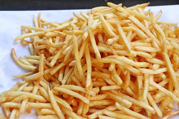 Batatas fritas em comida de rua — Fotografia de Stock