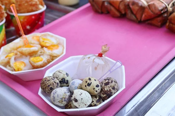 Ovos de codorna em comida de rua — Fotografia de Stock
