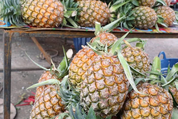 Ananas op straat eten — Stockfoto