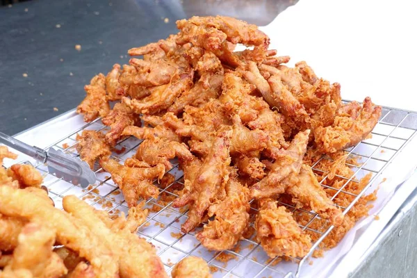 Frango frito em comida de rua — Fotografia de Stock