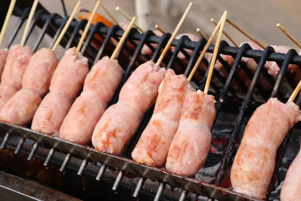 Barbecue saucisses street food — Photo