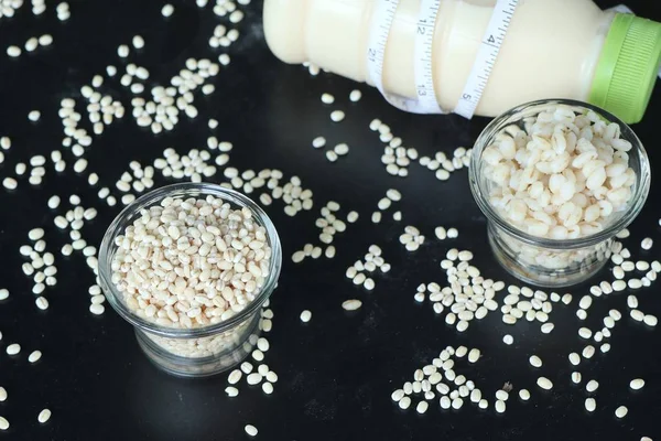 豆乳と大麦の種子 — ストック写真