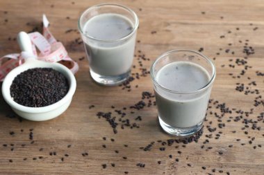 Siyah susam ile soya sütü