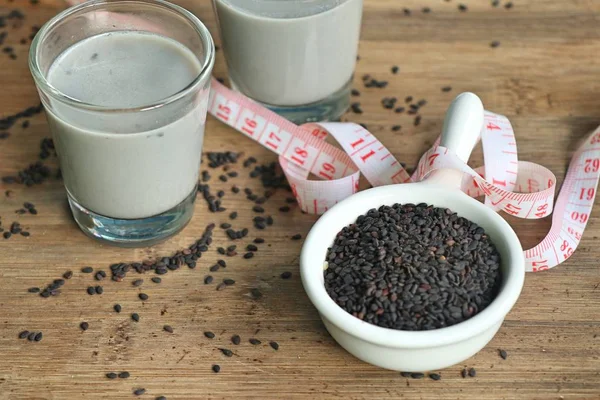 Соевое молоко с черным кунжутом — стоковое фото