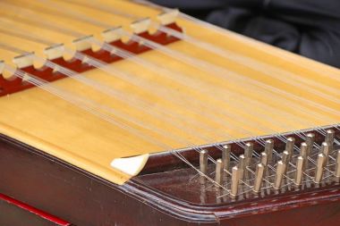 santur oynayan çocuk