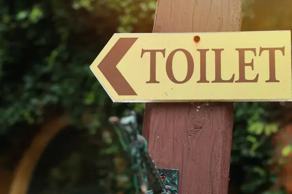 Toilet sign in nature — Stock Photo, Image