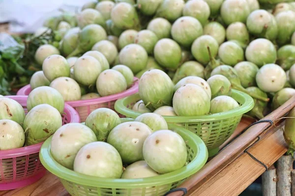 Aubergine op straat eten — Stockfoto