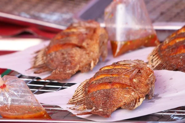 Смажена риба на вуличній їжі — стокове фото