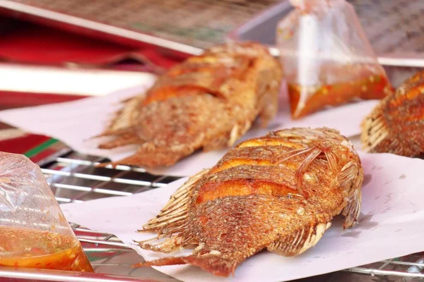 Poisson frit à la nourriture de rue — Photo