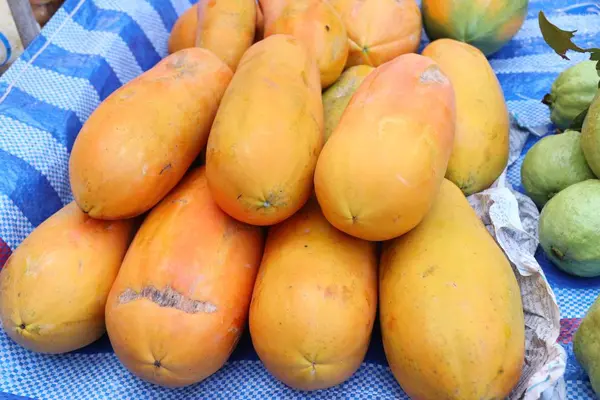 Papaya en la comida atreet — Foto de Stock