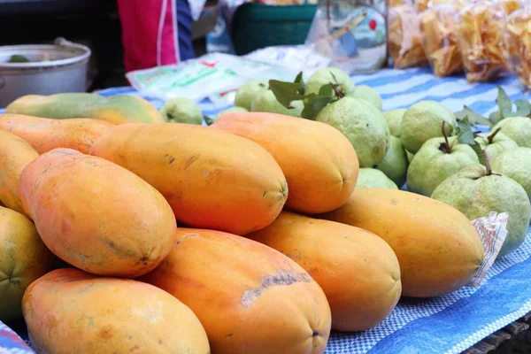 Papaya op atreet food — Stockfoto