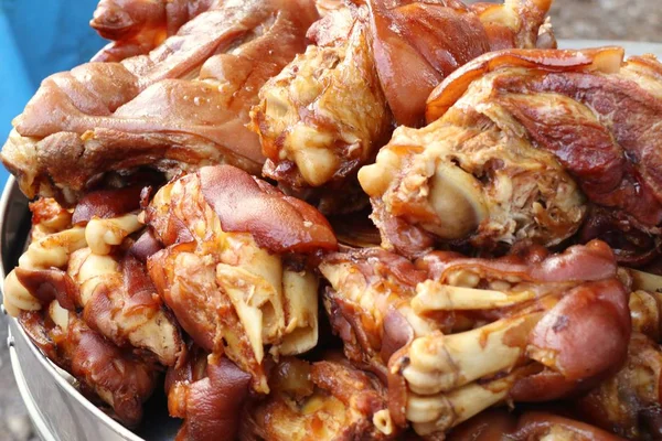 Тушеная свинина за уличной едой — стоковое фото