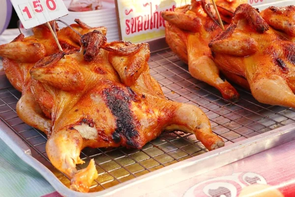 Pollo a la parrilla en la comida callejera — Foto de Stock