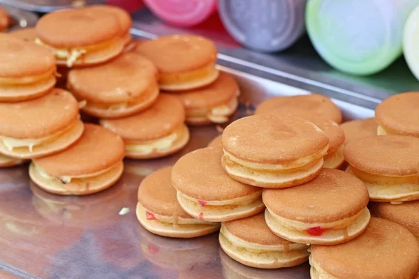 Machen zu süßem Pfannkuchen dorayaki — Stockfoto
