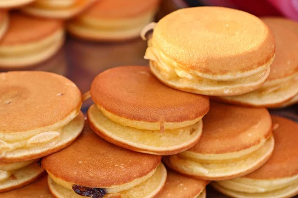 Fazer a doce panqueca dorayaki — Fotografia de Stock