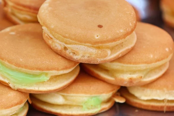 Make to sweet pancake dorayaki — Stock Photo, Image