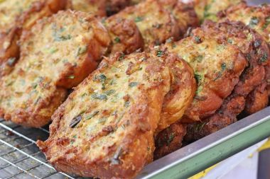 Kızarmış ekmek yaymak kıyılmış domuz eti ile