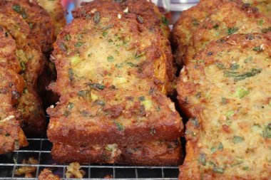 Kızarmış ekmek yaymak kıyılmış domuz eti ile