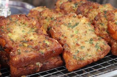 Kızarmış ekmek yaymak kıyılmış domuz eti ile