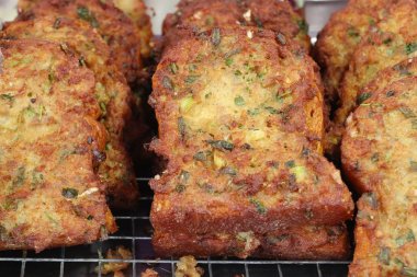 Kızarmış ekmek yaymak kıyılmış domuz eti ile