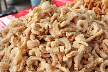 Kızarmış gevrek domuz deri