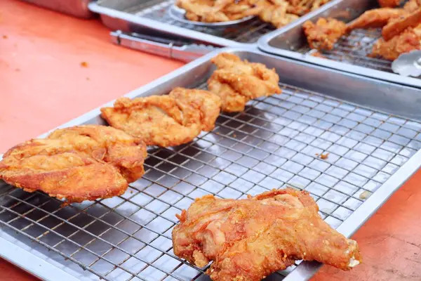 Gebratenes Huhn beim Streetfood — Stockfoto