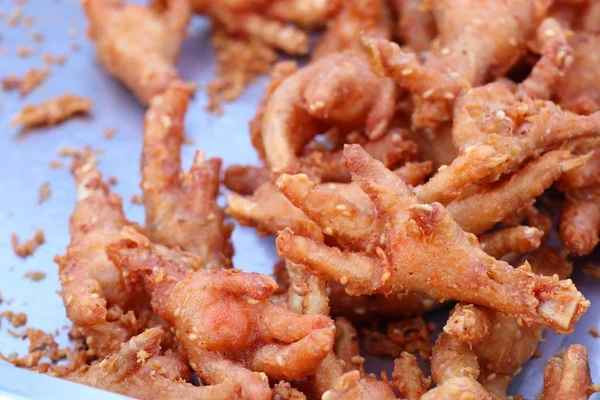 Pollo frito en la comida callejera —  Fotos de Stock
