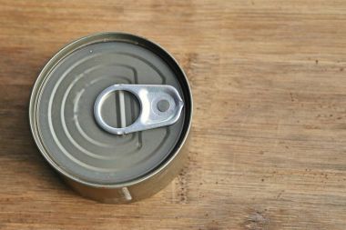 ahşap üzerine konserve deniz tarağı