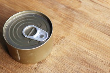 ahşap üzerine konserve deniz tarağı