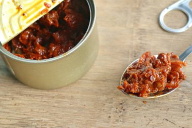 ahşap üzerine konserve deniz tarağı