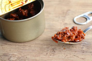 ahşap üzerine konserve deniz tarağı