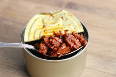 ahşap üzerine konserve deniz tarağı