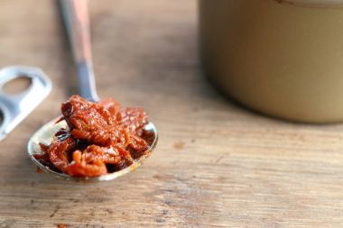 ahşap üzerine konserve deniz tarağı