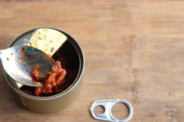 ahşap üzerine konserve deniz tarağı