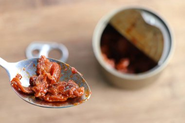 ahşap üzerine konserve deniz tarağı