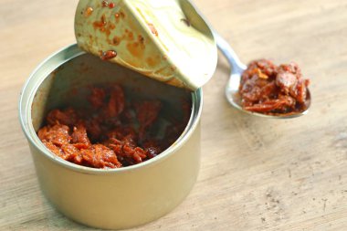 ahşap üzerine konserve deniz tarağı