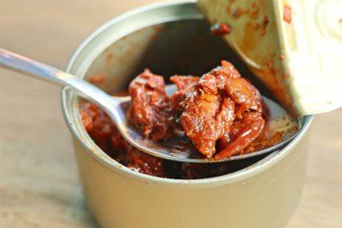 ahşap üzerine konserve deniz tarağı