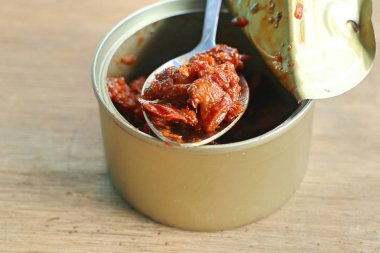 ahşap üzerine konserve deniz tarağı