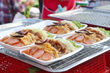 Kızarmış karidesli pilav yapıştırın