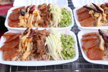 Kızarmış karidesli pilav yapıştırın