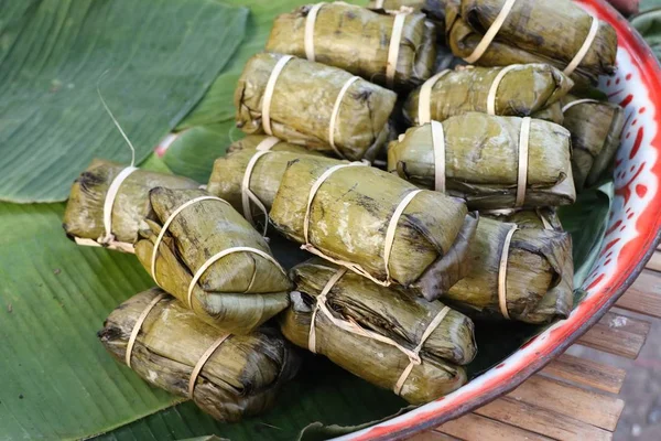 Riz collant enveloppé dans des feuilles de banane — Photo