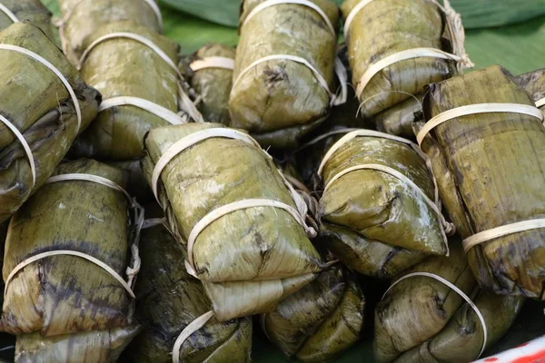 Arroz pegajoso envuelto en hojas de plátano — Foto de Stock