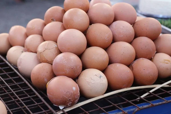 Gegrilltes Ei beim Street Food — Stockfoto