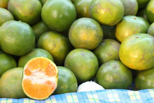 Orange frukt på gata mat — Stockfoto