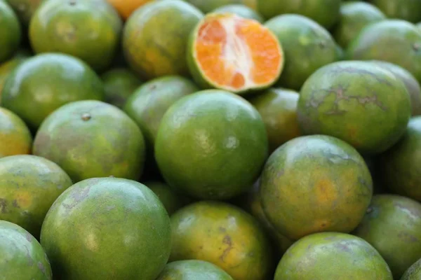 Oranje vruchten op straat eten — Stockfoto