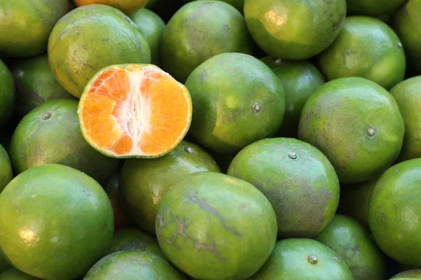 Oranje vruchten op straat eten — Stockfoto