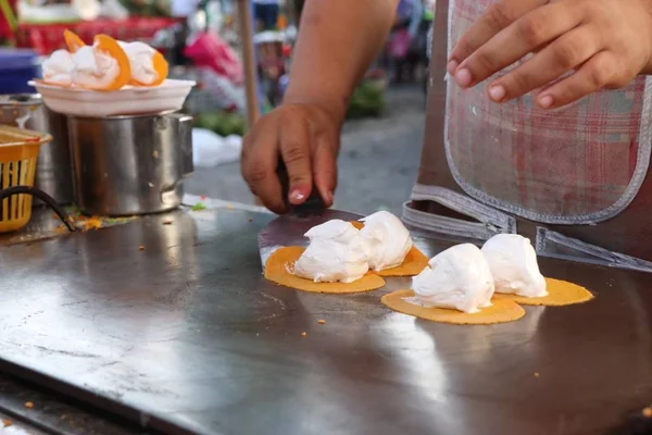 Panqueque tailandés crujiente - crepes de crema —  Fotos de Stock