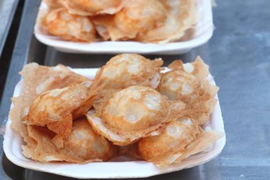 Hindistan cevizi sütü karıştırın şeker ve un