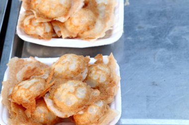 Hindistan cevizi sütü karıştırın şeker ve un